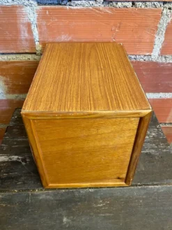 Armoire de rangement ancienne bois avec étagères vintage