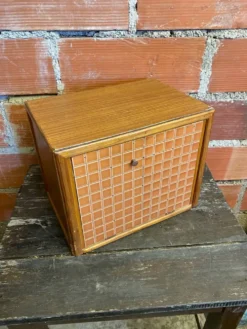 Armoire de rangement ancienne bois avec étagères vintage