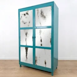 Armoire de style industriel avec des miroirs vieillis