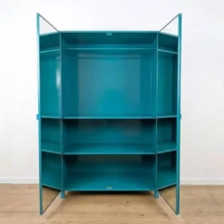 Armoire de style industriel avec des miroirs vieillis