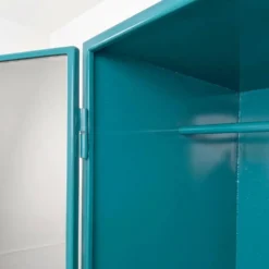 Armoire de style industriel avec des miroirs vieillis