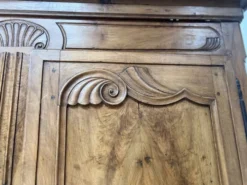 Armoire de style Louis XV en noyer massif XVIII siècle