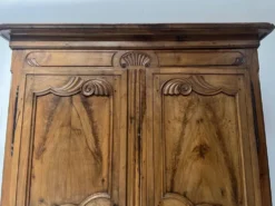 Armoire de style Louis XV en noyer massif XVIII siècle