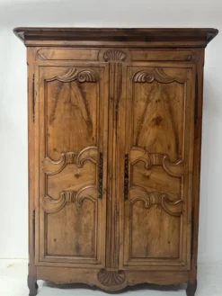 Armoire de style Louis XV en noyer massif XVIII siècle
