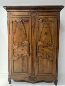 Armoire de style Louis XV en noyer massif XVIII siècle
