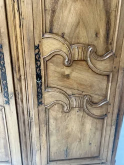 Armoire de style Louis XV en noyer massif XVIII siècle