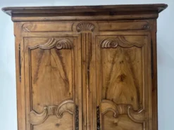 Armoire de style Louis XV en noyer massif XVIII siècle