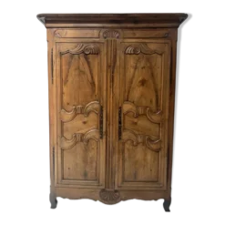 Armoire de style Louis XV en noyer massif XVIII siècle