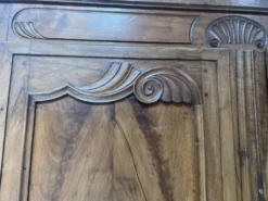Armoire de style Louis XV en noyer massif XVIII siècle