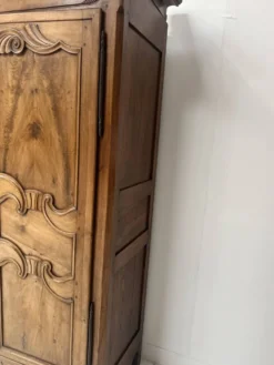 Armoire de style Louis XV en noyer massif XVIII siècle