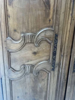 Armoire de style Louis XV en noyer massif XVIII siècle