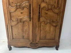 Armoire de style Louis XV en noyer massif XVIII siècle