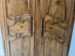 Armoire de style Louis XV en noyer massif XVIII siècle