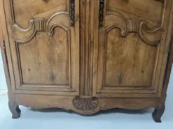Armoire de style Louis XV en noyer massif XVIII siècle