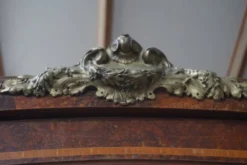 Armoire de style rococo. Racine de noyer, bronze, nacre.
