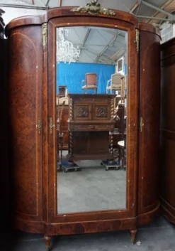 Armoire de style rococo. Racine de noyer, bronze, nacre.