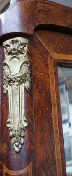 Armoire de style rococo. Racine de noyer, bronze, nacre.