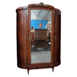 Armoire de style rococo. Racine de noyer, bronze, nacre.