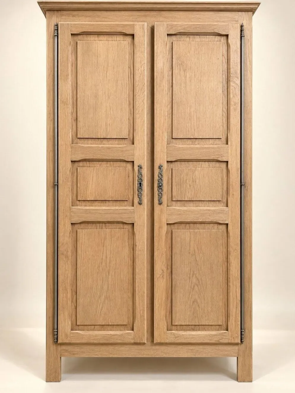 Armoire deux portes – Chêne massif – Style classique provincial – Aérogommée