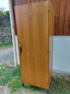 armoire d'internat, penderie, vestiaire
