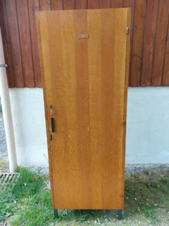 armoire d'internat, penderie, vestiaire