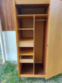 armoire d'internat, penderie, vestiaire