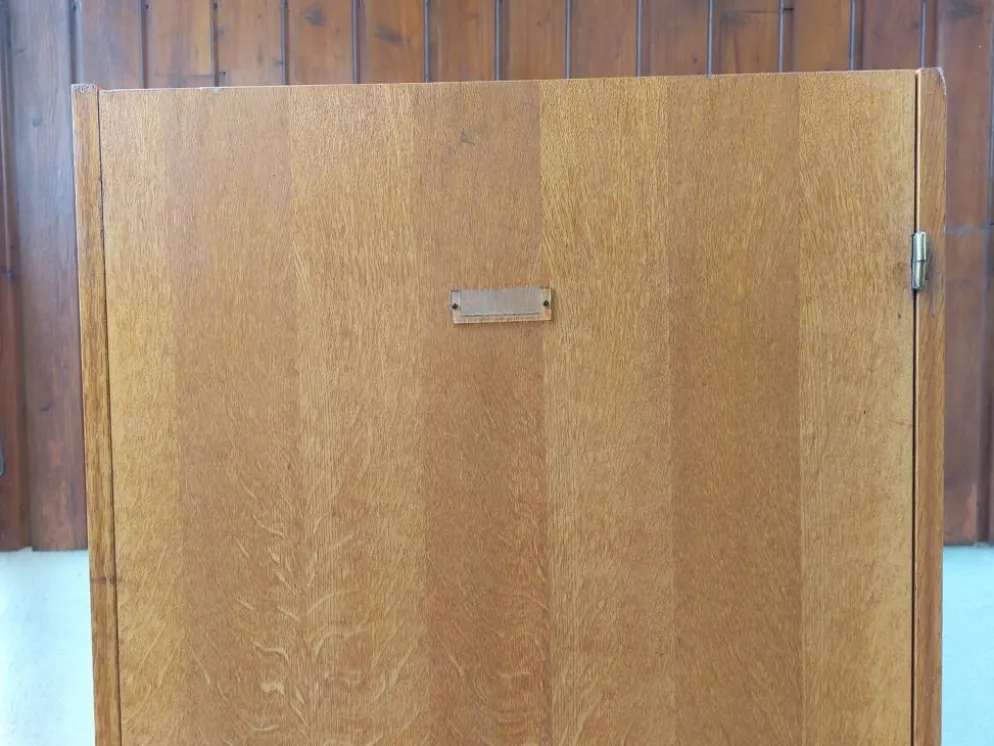 armoire d'internat, penderie, vestiaire