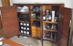 Armoire d'époque Art Deco plaqué palissandre laqué marron foncé
