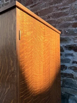 Armoire dressing vintage chêne tigré – pieds compas 50/60 – scandinave