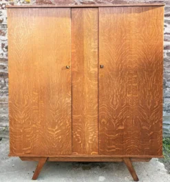 Armoire dressing vintage chêne tigré – pieds compas 50/60 – scandinave