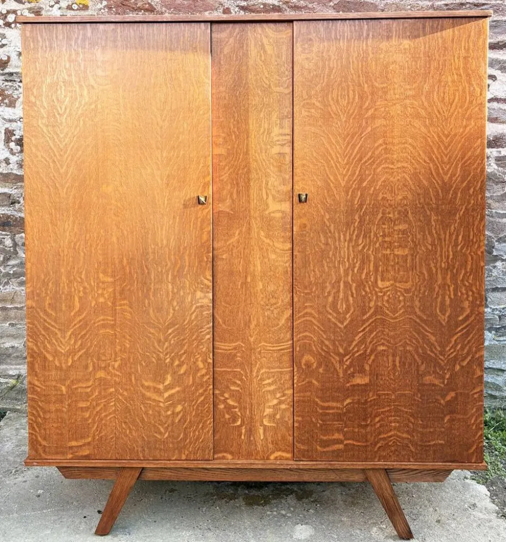 Armoire dressing vintage chêne tigré – pieds compas 50/60 – scandinave