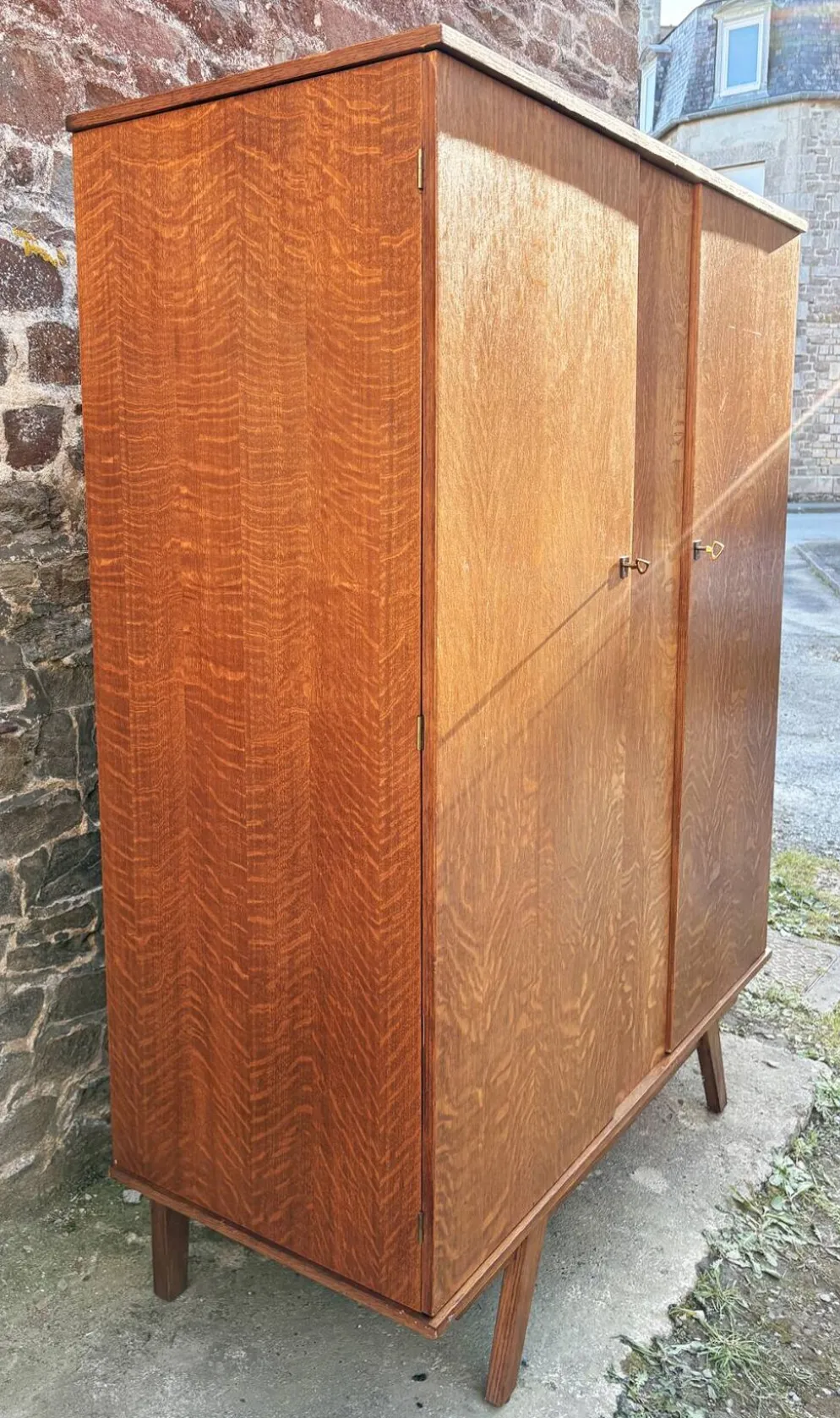 Armoire dressing vintage chêne tigré – pieds compas 50/60 – scandinave
