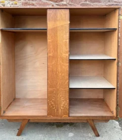 Armoire dressing vintage chêne tigré – pieds compas 50/60 – scandinave
