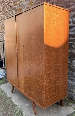 Armoire dressing vintage chêne tigré – pieds compas 50/60 – scandinave
