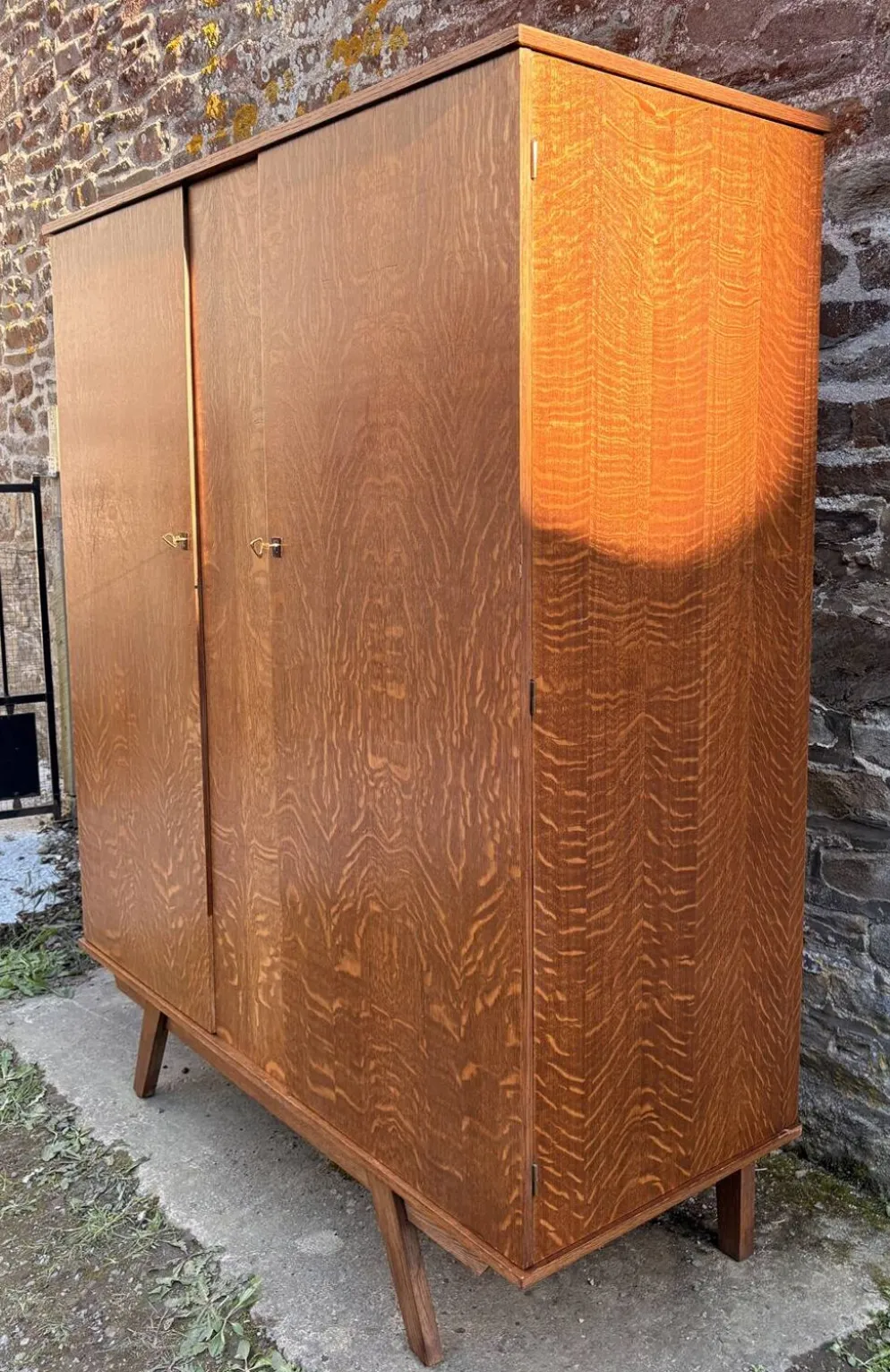 Armoire dressing vintage chêne tigré – pieds compas 50/60 – scandinave