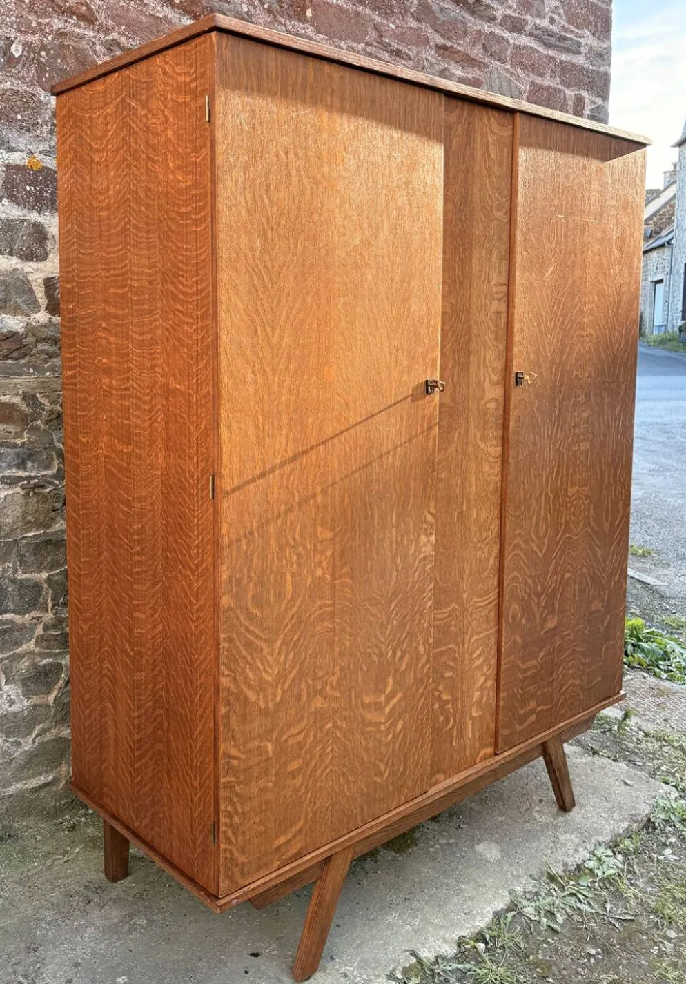 Armoire dressing vintage chêne tigré – pieds compas 50/60 – scandinave