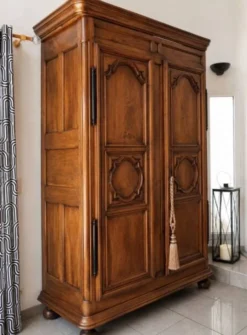 Armoire du 18ieme siècle - noyer massif-