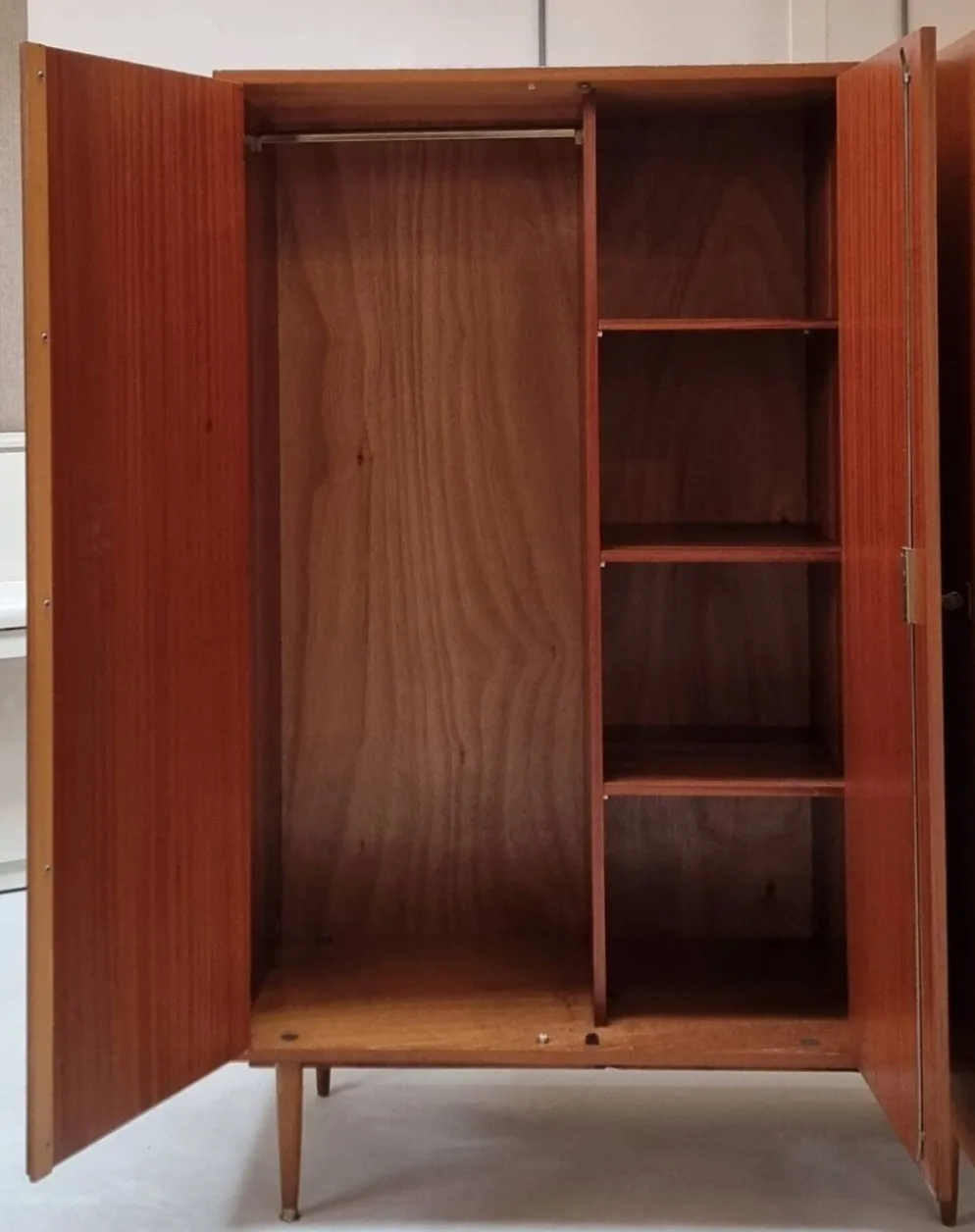 Armoire du milieu du siècle