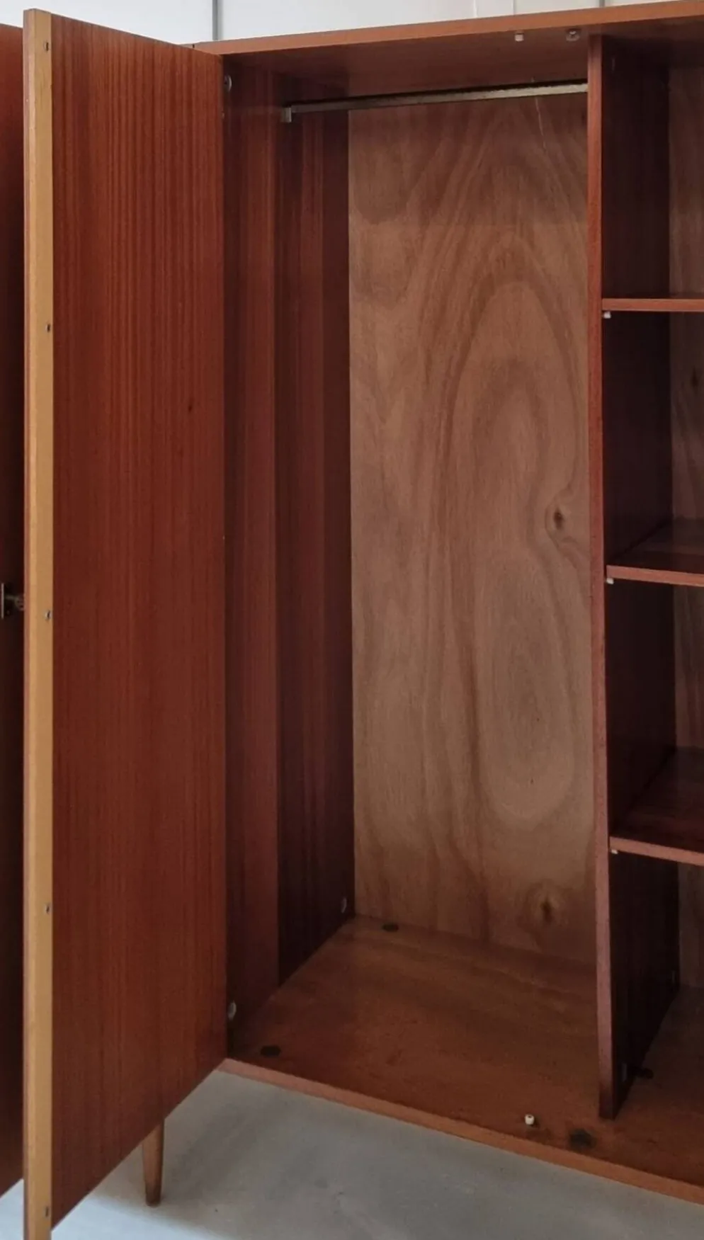 Armoire du milieu du siècle