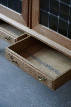 Armoire du milieu du XXe siècle en chêne massif avec façade en verre, par un ébéniste danois
