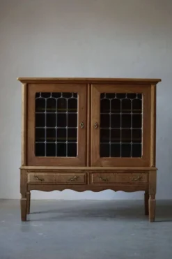 Armoire du milieu du XXe siècle en chêne massif avec façade en verre, par un ébéniste danois