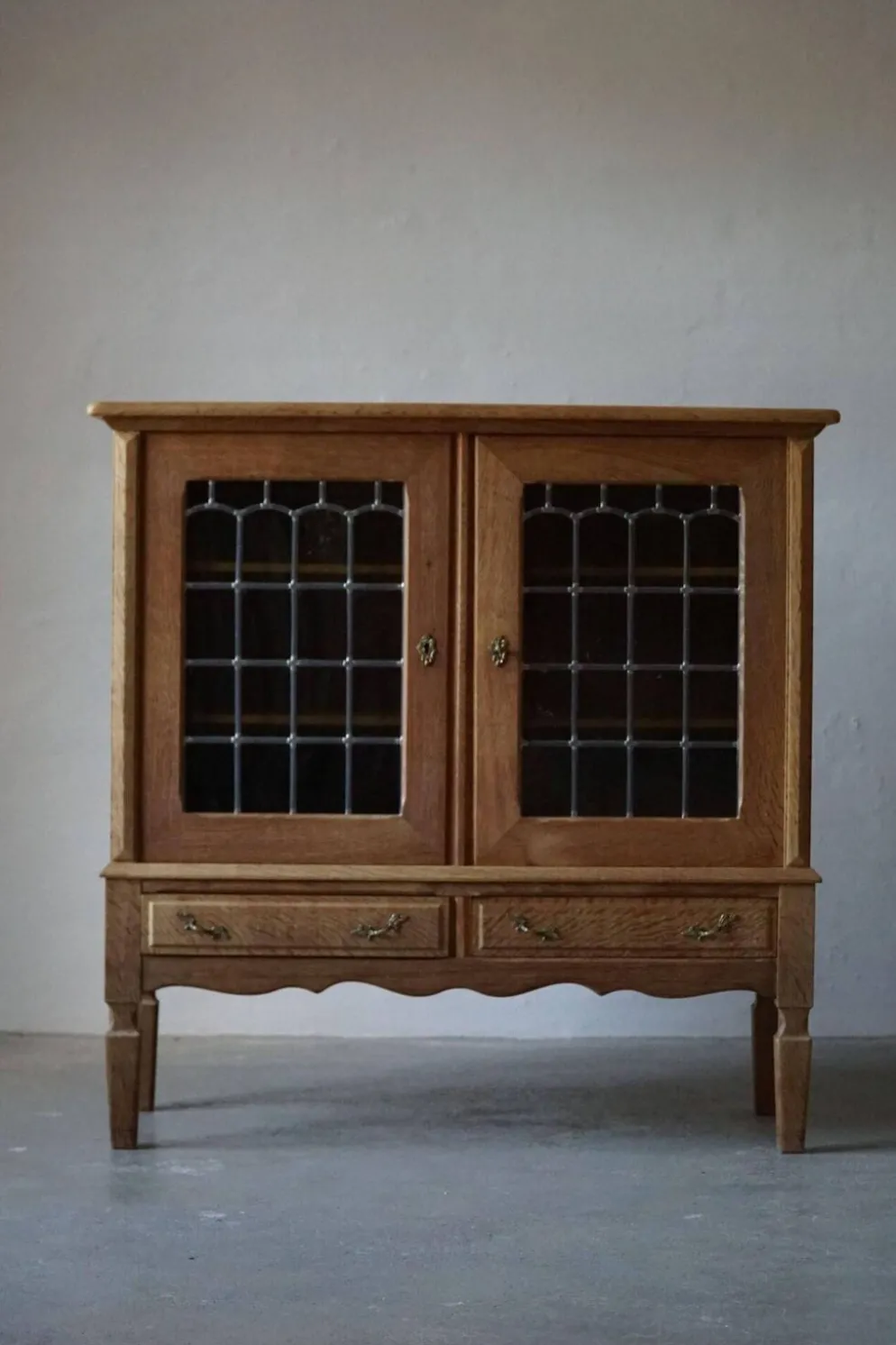 Armoire du milieu du XXe siècle en chêne massif avec façade en verre, par un ébéniste danois