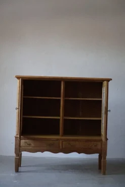 Armoire du milieu du XXe siècle en chêne massif avec façade en verre, par un ébéniste danois