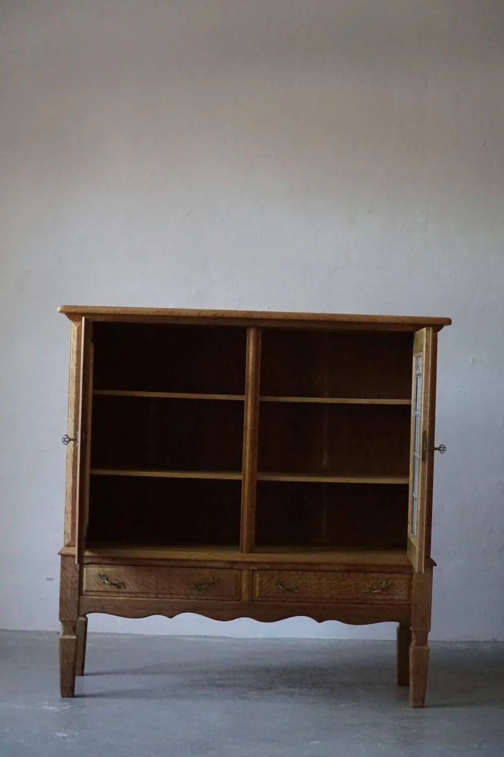 Armoire du milieu du XXe siècle en chêne massif avec façade en verre, par un ébéniste danois