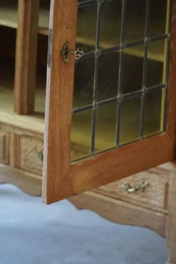 Armoire du milieu du XXe siècle en chêne massif avec façade en verre, par un ébéniste danois