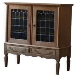 Armoire du milieu du XXe siècle en chêne massif avec façade en verre, par un ébéniste danois