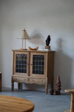 Armoire du milieu du XXe siècle en chêne massif avec façade en verre, par un ébéniste danois