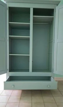 Armoire en bois gris