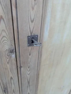Armoire en bois naturel