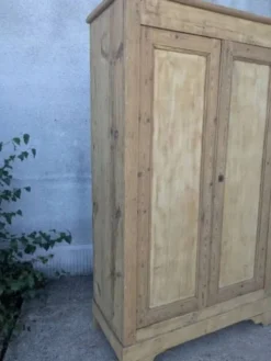 Armoire en bois naturel